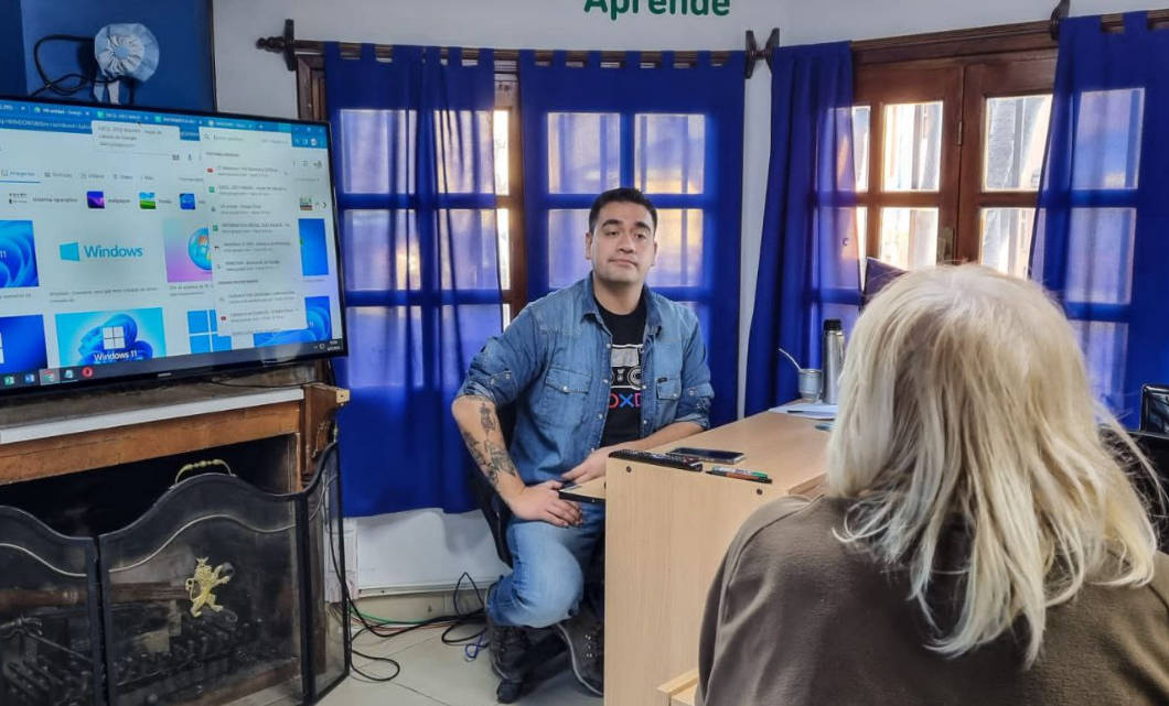 EL MUNICIPIO REALIZA TALLERES DE INCLUSIÓN DIGITAL PARA ADULTOS MAYORES