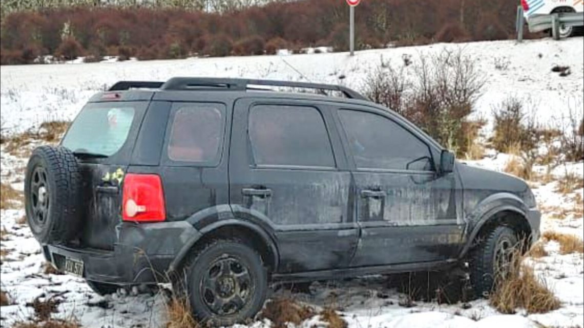 Se despistó de la ruta y terminó en una depresión del terreno Se despistó de la ruta y terminó en una depresión del terreno