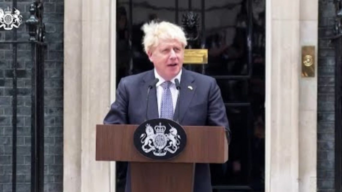 Jaqueado por los escándalos y abandonado por su partido, renunció Boris Johnson