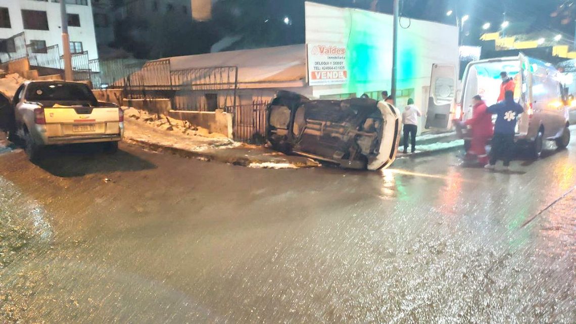 Choque seguido de vuelco: pasajera de un taxi resulta lesionada