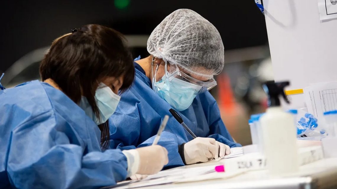 Por la suba de casos, recomiendan utilizar barbijo en lugares cerrados