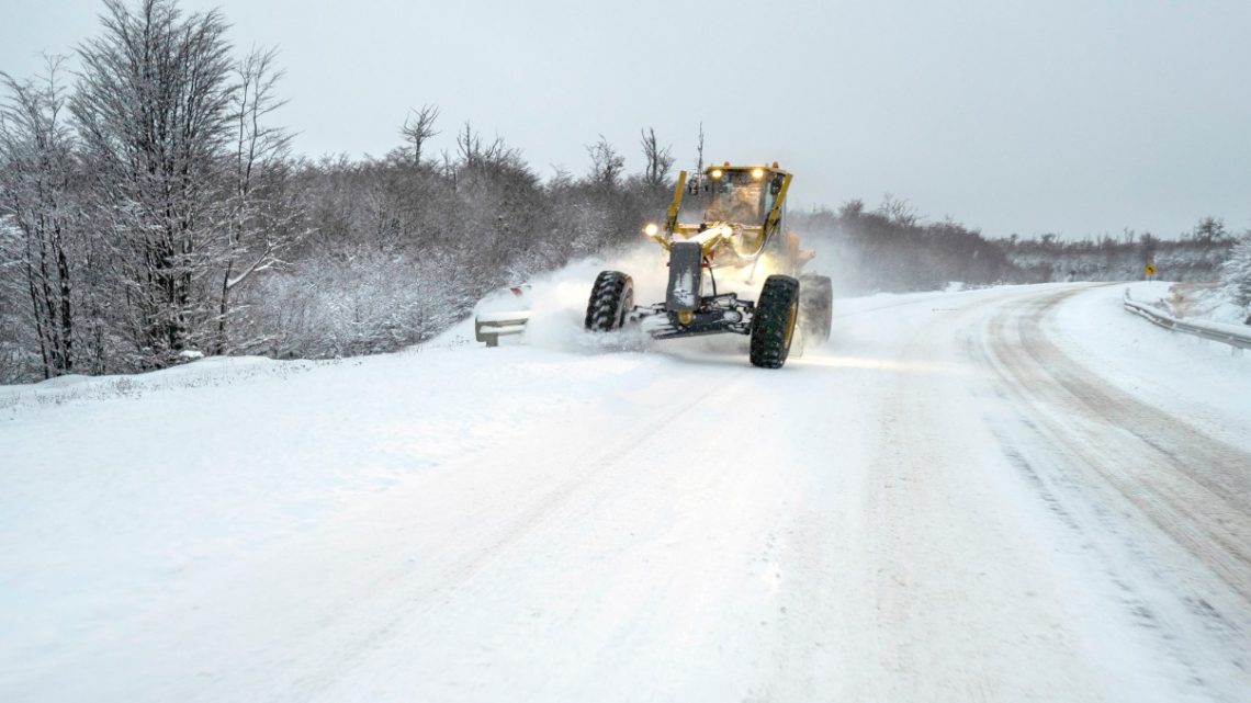 Continúa el despeje de nieve en rutas cordilleranas y australes