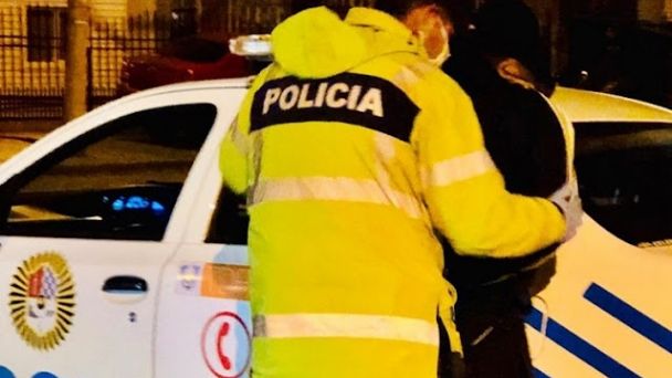 Ebrio atacó al novio de su hija con un hacha pero la hirió a ella
