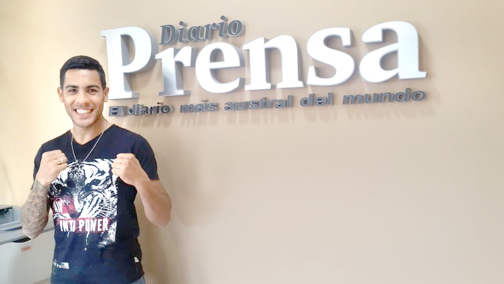 El boxeador fueguino Maximiliano “Mono” Medina, perdió por knock out técnico en el segundo round.