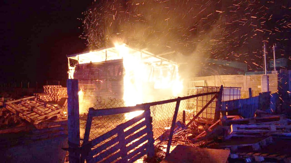 Incendio intencional de una casilla y de una garita de colectivos