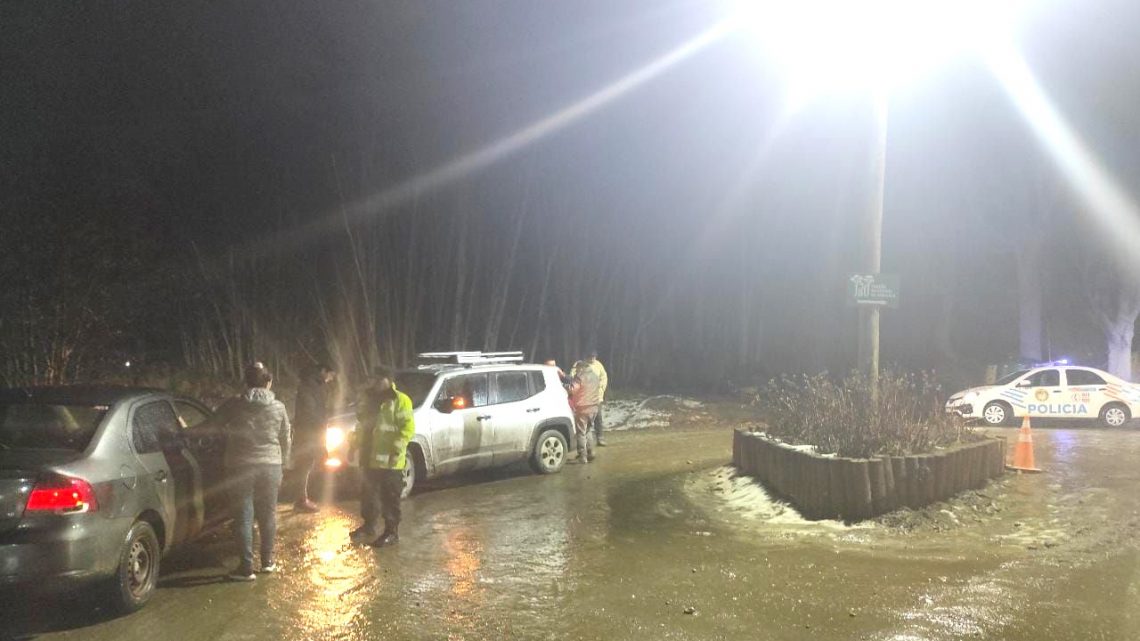 Conductor de una SUV se desliza sobre el hielo y choca a otro vehículo
