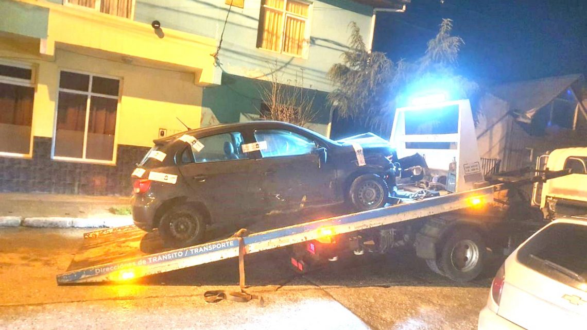 Conductora con 0,17 g/l choca a dos vehículos y un poste de alumbrado
