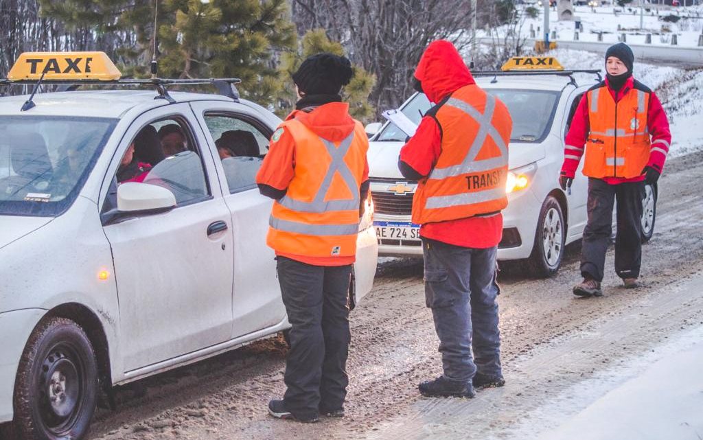 Intensifican controles a taxis y remises en el ingreso a la ciudad