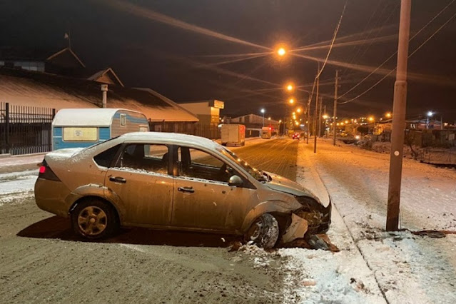 Conductor ebrio termino detenido luego de chocar contra un poste en Ushuaia