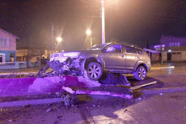 Borracho choco con en la madrugada contra un boulevard