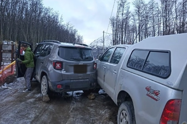 Conductora perdió el control de su rodado y choco una camioneta estacionada en Ushuaia