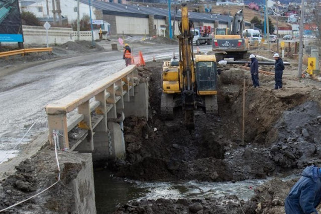 Obra del puente en la Perito Moreno, estamos reubicando el gasoducto, para poder ampliarlo a cuatro manos