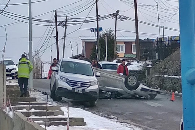 Choque y vuelco en Ushuaia, una mujer trasladada al Hospital
