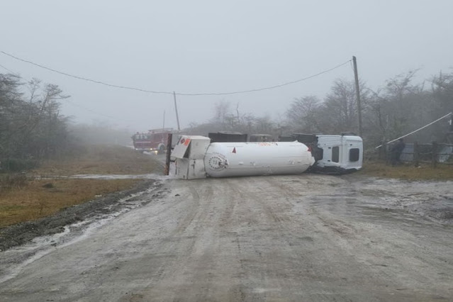 Vuelco de un camion de gas, sin lesionados