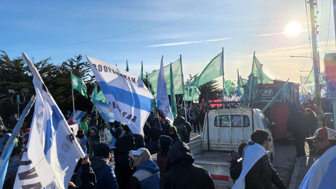 TODOS CON CRISTINA. Miles de fueguinos desafiaron el frío y la nieve para marchar en apoyo a Cristina