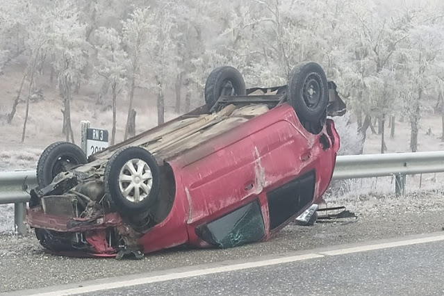Un despiste y un vuelco en la Ruta 3