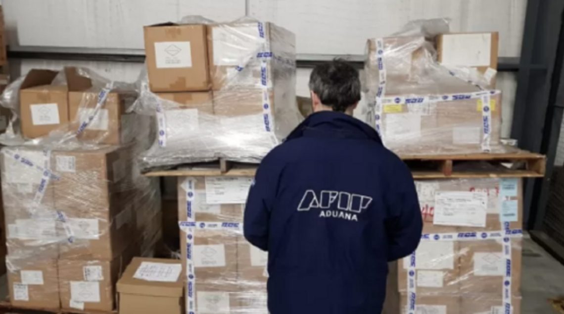 Fraude de importaciones: prohiben salir del país a empresario y despachante de aduana