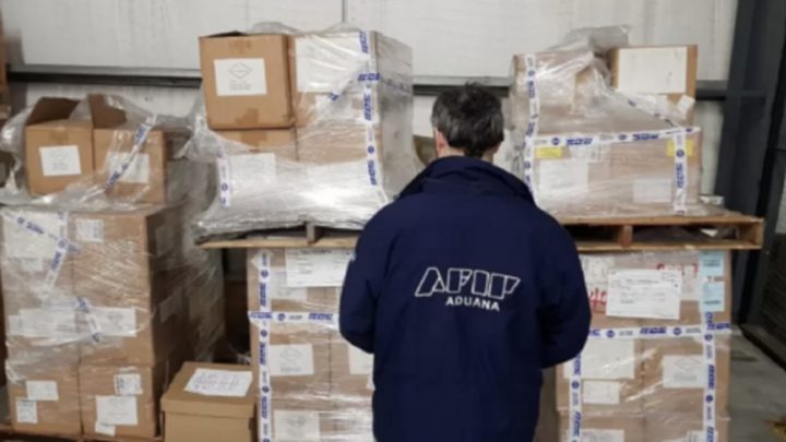 Fraude de importaciones: prohiben salir del país a empresario y despachante de aduana