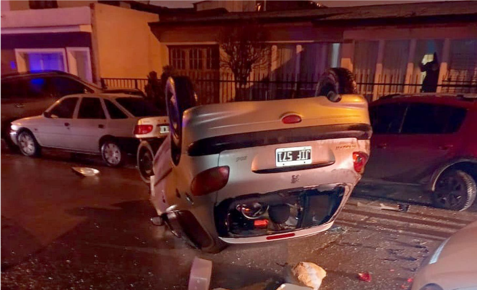 Chocó borracho cuatro vehículos y termino volcando