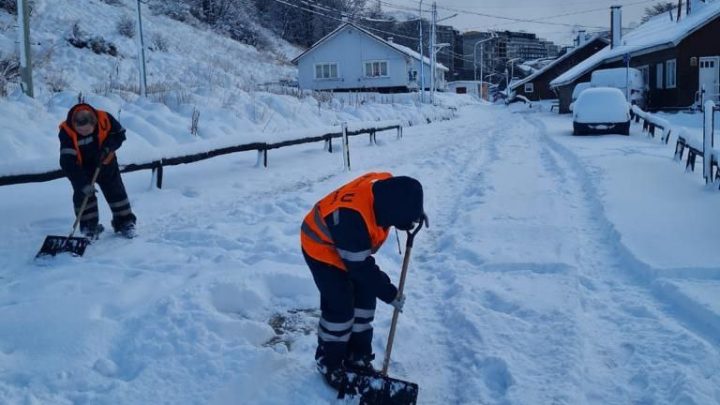 LA MUNICIPALIDAD DE USHUAIA REALIZA UNA INTENSA JORNADA DE LIMPIEZA DE CALLES Y VEREDAS TRAS LA NEVADA