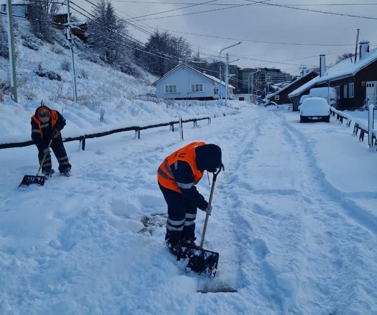LA MUNICIPALIDAD DE USHUAIA REALIZA UNA INTENSA JORNADA DE LIMPIEZA DE CALLES Y VEREDAS TRAS LA NEVADA