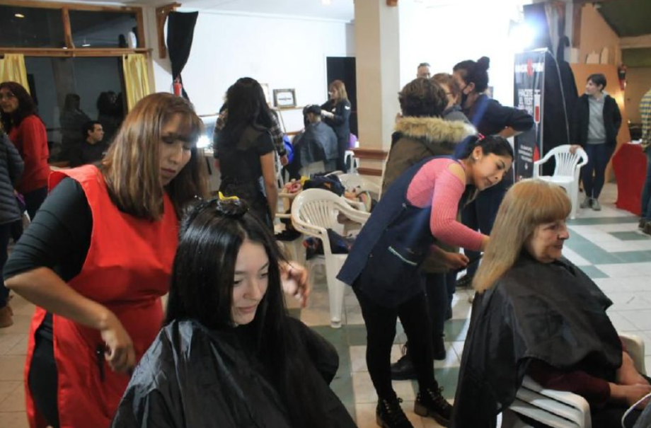 LA MUNICIPALIDAD DE USHUAIA Y LA ASOCIACÓN ‘ROCK Y VIDA’ REALIZARON LA 3ra MARATÓN DE CORTE DE PELO