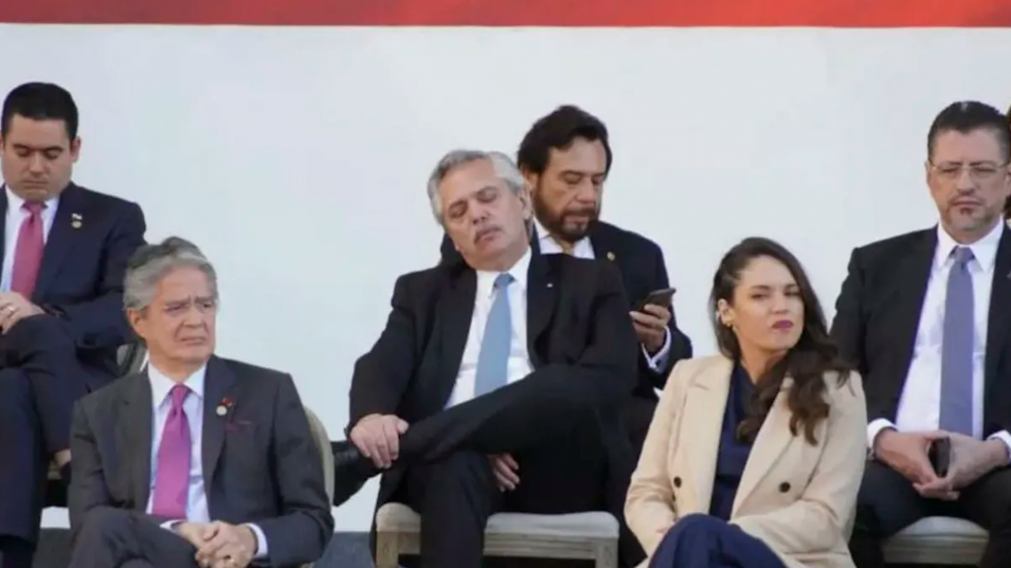 Alberto Fernández se durmió durante el acto de asunción de Gustavo Petro