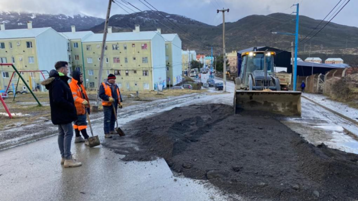 EL MUNICIPIO DE USHUAIA DA CONTINUIDAD AL ARREGLO DE CALLES EN LAS 640 VIVIENDAS