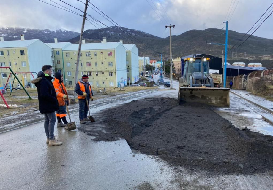 EL MUNICIPIO DE USHUAIA DA CONTINUIDAD AL ARREGLO DE CALLES EN LAS 640 VIVIENDAS