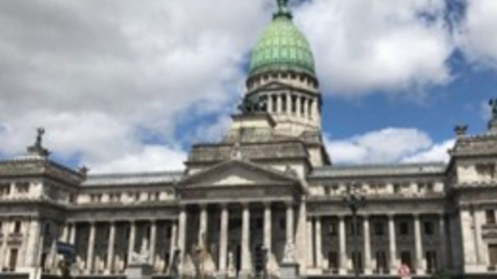 La Cámara de Diputados denunció que dos productores quisieron entrar al Congreso con un arma