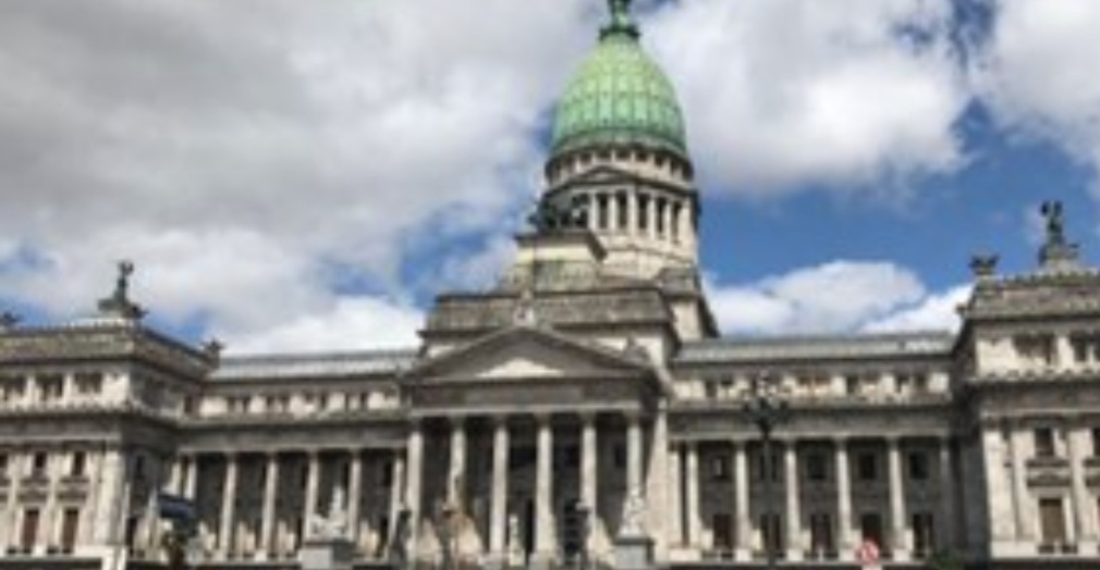 La Cámara de Diputados denunció que dos productores quisieron entrar al Congreso con un arma