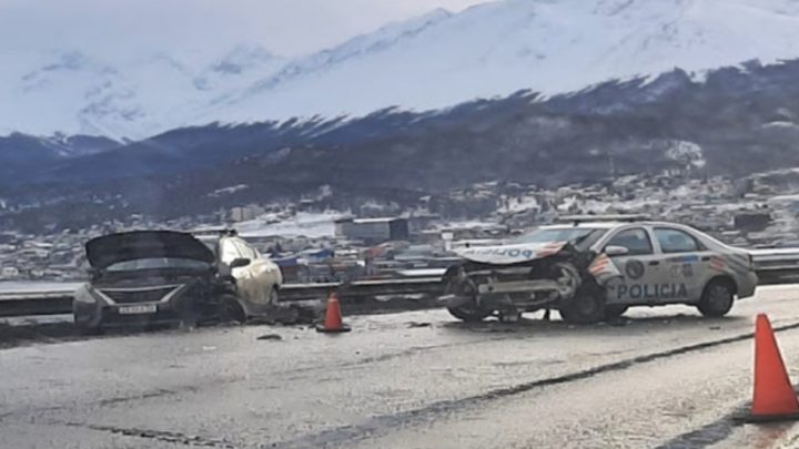 Patrullero choco en Ushuaia, el conductor del otro rodado, resulto lesionado