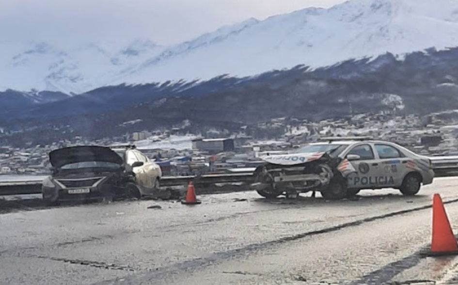 Patrullero choco en Ushuaia, el conductor del otro rodado, resulto lesionado