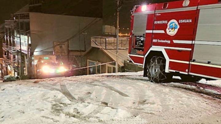 Bomberos debio auxiliar a una ambulancia en el centro de Ushuaia