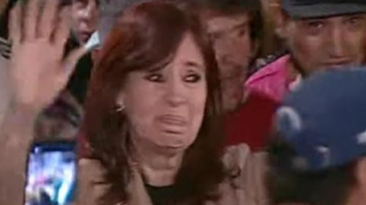 Emocionada, Cristina Kirchner saludó a la militancia en la cuarta noche de vigilia frente a su casa