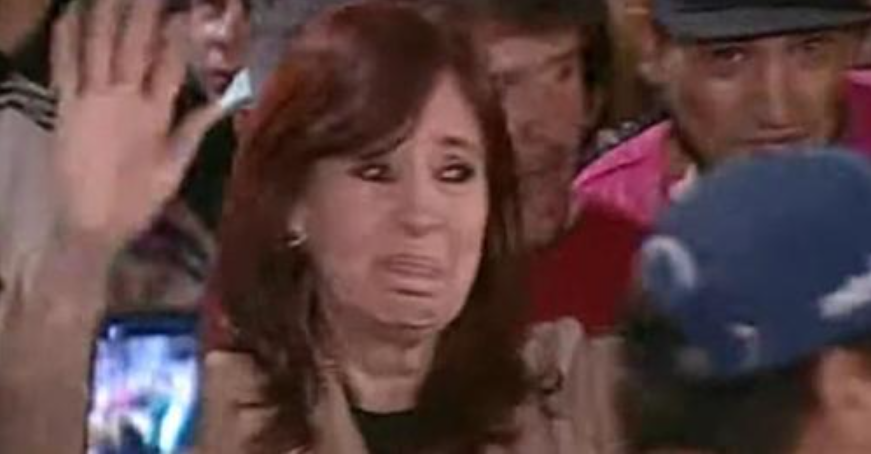 Emocionada, Cristina Kirchner saludó a la militancia en la cuarta noche de vigilia frente a su casa