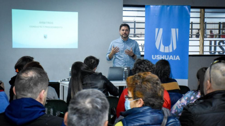 EL INSTITUTO MUNICIPAL DE DEPORTES DE USHUAIA INICIÓ UNA CAPACITACIÓN SOBRE CONDUCTA Y PROCEDIMIENTO EN EL CAMPO DE JUEGO