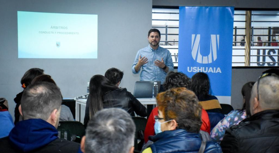 EL INSTITUTO MUNICIPAL DE DEPORTES DE USHUAIA INICIÓ UNA CAPACITACIÓN SOBRE CONDUCTA Y PROCEDIMIENTO EN EL CAMPO DE JUEGO EL INSTITUTO MUNICIPAL DE DEPORTES DE USHUAIA INICIÓ UNA CAPACITACIÓN SOBRE CONDUCTA Y PROCEDIMIENTO EN EL CAMPO DE JUEGO