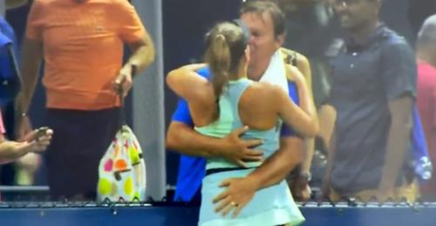 Polémica e indignación por el accionar del padre y el entrenador de una jugadora de 16 años durante un festejo en el US Open Polémica e indignación por el accionar del padre y el entrenador de una jugadora de 16 años durante un festejo en el US Open
