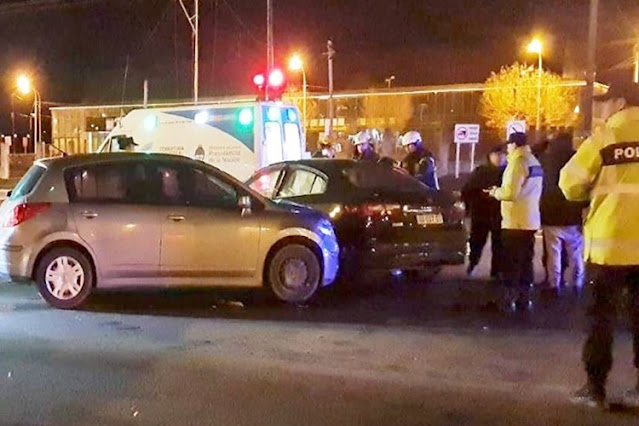 Choque en esquina semaforizada, tres personas trasladadas al Hospital