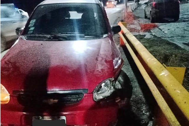 Despiste y choque contra el guardarrail en Héroes de Malvinas