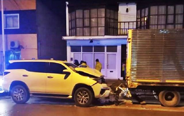 Borracho choco camion estacionado y quedo detenido