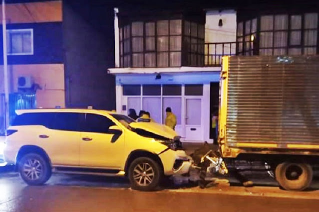 Borracho choco camion estacionado y quedo detenido