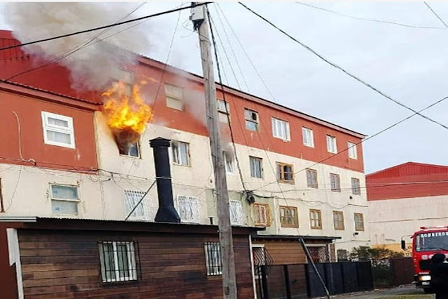 Incendio, dos adultos mayores rescatados y trasladados al Hospital