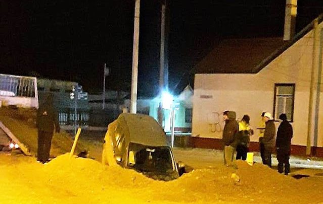 En Rio Grande, un automovil cayo en un pozo en la calle en la madrugada