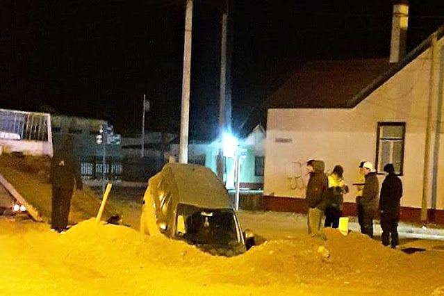 En Rio Grande, un automovil cayo en un pozo en la calle en la madrugada En Rio Grande, un automovil cayo en un pozo en la calle en la madrugada