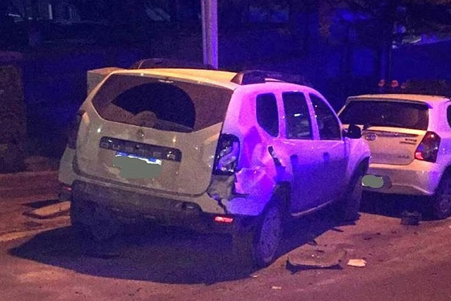 Intento doblar de San Martin a Fadul y choco a dos vehiculos estacionados en la madrugada en Ushuaia