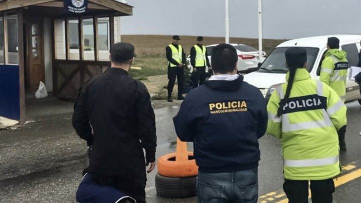 Inconvenientes con una conductora en el puesto José Menéndez por querer transitar sin ruedas con clavos, quien terminó con una causa judicial