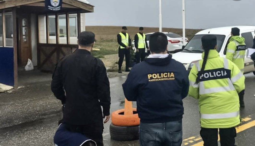 Inconvenientes con una conductora en el puesto José Menéndez por querer transitar sin ruedas con clavos, quien terminó con una causa judicial