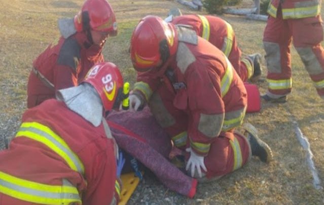 Bomberos asisten a una peatona que se cayo en Ushuaia